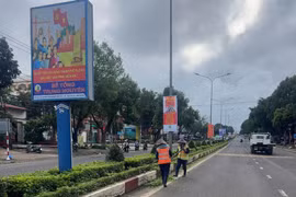 Công nhân “gồng mình” chỉnh trang đô thị trong mùa mưa dầm