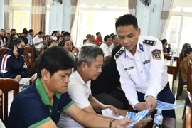 Tổ chức chương trình “Cảnh sát biển đồng hành với ngư dân” tại xã Phù Mỹ Đông.