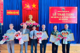 130 đảng viên các phường Pleiku, Thống Nhất và Hội Phú nhận Huy hiệu Đảng đợt 2-9