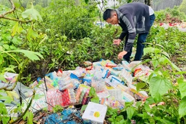 Hàng loạt bánh kẹo, đồ chơi có nhãn mác lạ bị đổ chất đống dọc đường Trường Sa