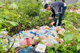 Hàng loạt bánh kẹo, đồ chơi có nhãn mác lạ bị đổ chất đống dọc đường Trường Sa