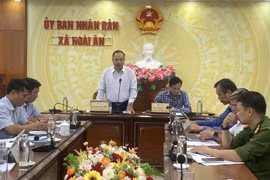 Đoàn công tác làm việc tại xã Hoài Ân. Ảnh: Xuân Định