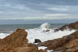 Vùng biển Gia Lai gió cấp 6-7, cảnh báo lũ quét, sạt lở trên đất liền