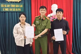 Hai chị em Kpă H’Nghi và Kpă Việt viết đơn tình nguyện thực hiện nghĩa vụ tham gia CAND.