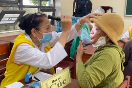 Khám bệnh, cấp thuốc và tặng quà cho 700 người dân phường Tam Quan