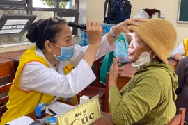 Khám bệnh, cấp thuốc và tặng quà cho 700 người dân phường Tam Quan