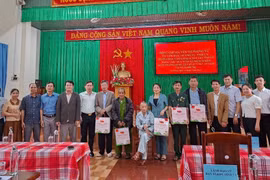 Đồng chí Nguyễn Thị Phong Vũ thăm, tặng quà các gia đình chính sách, người có công tại xã Ia Hrung