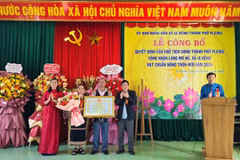 Lãnh đạo TP. Pleiku trao Quyết định của Chủ tịch UBND TP. Pleiku công nhận làng Mơ Nú (xã Ia Kênh) đạt chuẩn làng nông thôn mới năm 2024. Ảnh: Bá Bính