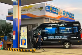 Giá xăng tăng lần thứ 11 trong năm 