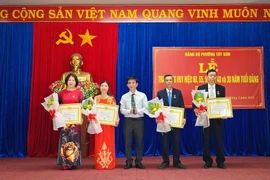Pleiku và Ayun Pa: Có 232 đảng viên được tặng huy hiệu Đảng nhân dịp sinh nhật Bác