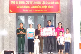 Đại tá Lê Kim Giàu trao nhà tình nghĩa cho gia đình chính sách tại huyện Đức Cơ