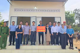 Bí thư Thành ủy Pleiku Trịnh Duy Thuân bàn giao nhà ở cho 2 hộ khó khăn