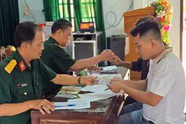 Pleiku: Chi trả hơn 135 triệu đồng phụ cấp và thăng quân hàm cho 75 sĩ quan dự bị