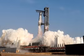 Tàu vũ trụ Starship thế hệ mới của Công ty SpaceX tại bãi phóng của công ty ở Starbase, bang Texas, Mỹ .