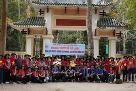 Chi bộ Trường THPT chuyên Hùng Vương sinh hoạt chuyên đề tại “địa chỉ đỏ”