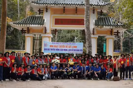 Chi bộ Trường THPT chuyên Hùng Vương sinh hoạt chuyên đề tại “địa chỉ đỏ”