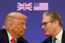 Mỹ tỏ ý không hài lòng với nước Anh, dọa cấm vận Tây Ban Nha