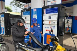 Chiều 12-2, giá xăng tăng gần 400 đồng/lít