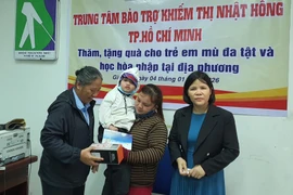 Hỗ trợ gần 130 triệu đồng cho trẻ khiếm thị đa tật và trẻ học hòa nhập tỉnh Gia Lai