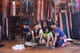 Du khách trải nghiệm không gian trưng bày nghề dệt thổ cẩm tại nhà rông làng Kép 1