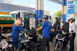 Đề xuất giảm một nửa thuế môi trường với xăng, dầu