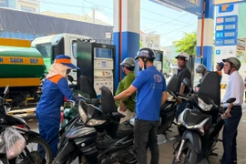 Đề xuất giảm một nửa thuế môi trường với xăng, dầu