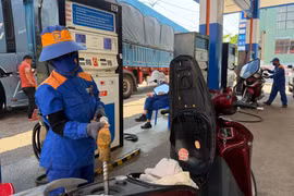 Dầu diesel tăng mạnh hơn 5.300 đồng/lít, xăng tăng nhẹ gần 1.000 đồng/lít
