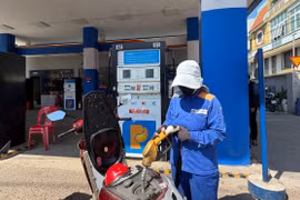 Chiều 5-3, giá xăng RON 95-III tăng gần 2.200 đồng/lít, dầu hỏa tăng vọt hơn 7.100 đồng/lít