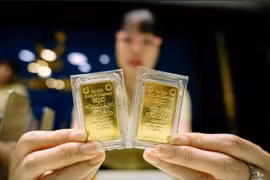 Cuối tuần, giá vàng trong nước tiếp tục vọt tăng, tiến sát mốc 160 triệu đồng/lượng
