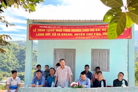 Hội Nhà báo tỉnh Gia Lai phối hợp trao nhà tình nghĩa cho hộ nghèo huyện Chư Păh 