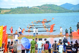 Hội đua thuyền độc mộc trên sông Pô Cô diễn ra từ ngày 1-11 