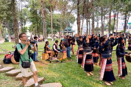 "Càng địa phương, càng thế giới"