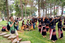 "Càng địa phương, càng thế giới"