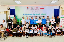 Gia Lai: 4 đơn vị phối hợp hỗ trợ 16 gia đình đặc biệt khó khăn