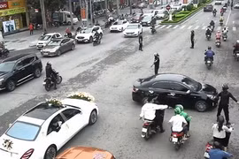 Tạm giữ hình sự 4 người trong vụ nhóm vệ sĩ 'điều tiết giao thông' cho đoàn xe cưới ở Thanh Hóa