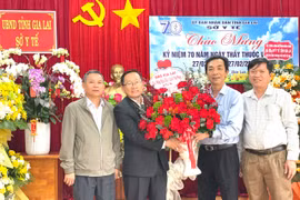 Lãnh đạo Báo Gia Lai thăm, chúc mừng ngành Y tế nhân Ngày Thầy thuốc Việt Nam