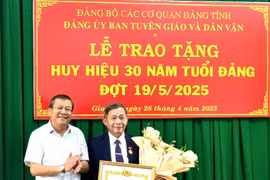 Trao Huy hiệu 30 năm tuổi Đảng cho nguyên Trưởng ban Tuyên giáo Tỉnh ủy Gia Lai Huỳnh Thế Mạnh 