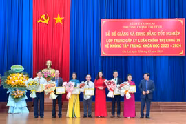 Trường Chính trị tỉnh Gia Lai: Khen thưởng 8 học viên lớp Trung cấp Lý luận chính trị khóa 38 