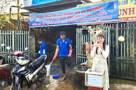 Tuổi trẻ xã Ia Hrung rửa xe gây quỹ hỗ trợ bà con vùng lũ 