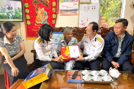 Tổng Công ty Tân Cảng Sài Gòn thăm, tặng quà gia đình chính sách tại Ia Grai