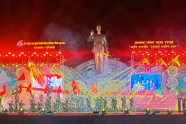 Toàn cảnh sân khấu chương trình nghệ thuật chào mừng kỷ niệm 50 năm Ngày giải phóng tỉnh Gia Lai. Ảnh: Ngọc Duy