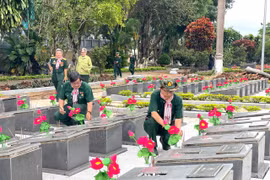 Tri ân các Anh hùng liệt sĩ tại Nghĩa trang Liệt sĩ Đức Cơ 