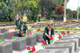 Tri ân các Anh hùng liệt sĩ tại Nghĩa trang Liệt sĩ Đức Cơ 