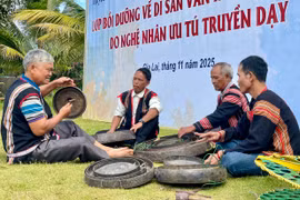 Gia Lai mở lớp truyền dạy nghề dệt thổ cẩm, chỉnh chiêng 