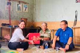 Phó Trưởng đoàn đại biểu Quốc hội tỉnh Gia Lai thăm, tặng quà gia đình chính sách, người có công