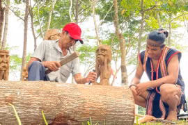 Xây dựng hồ sơ nghệ nhân tạc tượng: Gìn giữ, trao truyền vốn quý 