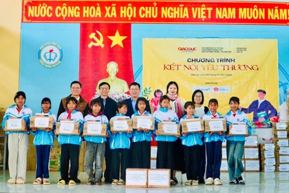 Trao các phần quà trị giá hơn 200 triệu đồng cho học sinh Trường Tiểu học và THCS Chơ Long