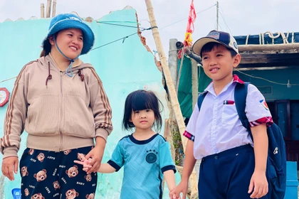Những đứa trẻ làng chài Xuân Thạnh háo hức đến trường sau khi cơn bão Kalmaegi đi qua.