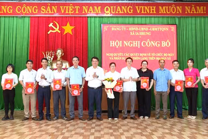 Ia Hrung công bố nghị quyết, quyết định về tổ chức bộ máy và nhân sự các thôn, làng