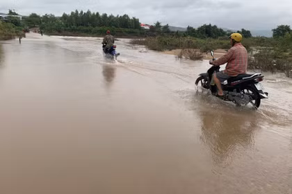 Ngầm tràn mùa lũ: Rình rập hiểm nguy